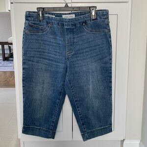 Tribal Brand Audrey Mid-Rise Capri Jean in Medium Wash Size 12